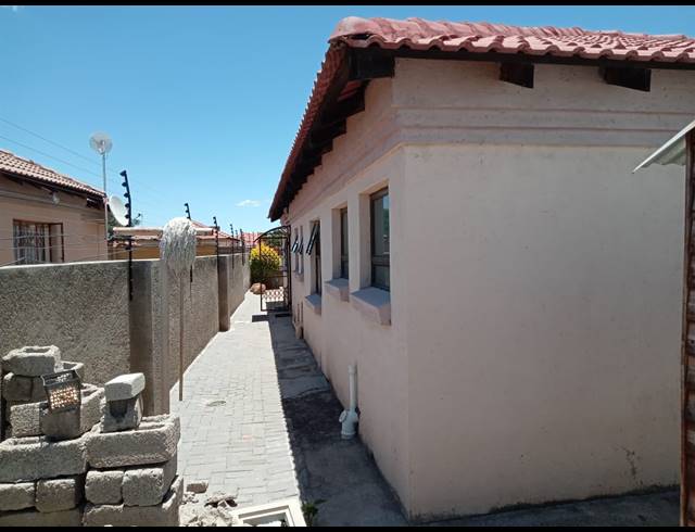 3 BEDROOM HOUSE FOR SALE IN MAHLAKO-A-PHAHLA GARDENS